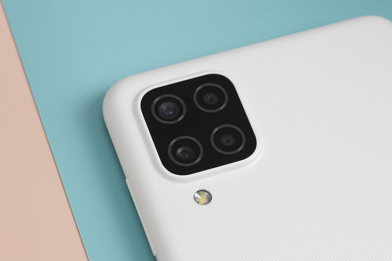 Hệ thống 4 camera sau với ống kính góc siêu rộng và camera trước 8MP Hệ thống 4 camera sau với ống kính góc siêu rộng và camera trước 8MP